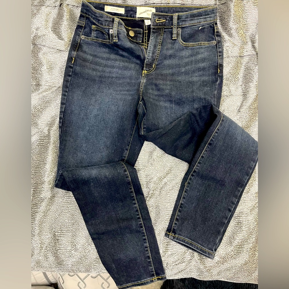 Universal Thread Goods Co. women high rise skinny jeans SIZE 6 (28R)